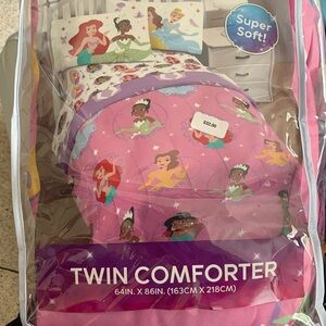 - NWT Disney Princess comforter twin